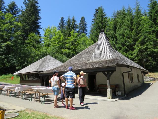 die Waldhütten von Refuge 1196 m.ü.M. werden oft für Anlässe gebucht, wie auch heute wieder