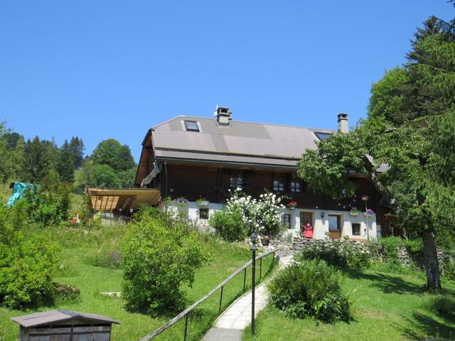 ...und laufen nun wieder auf einer Strasse entlang, Richtung Norden nach Lally 1240 m.ü.M.