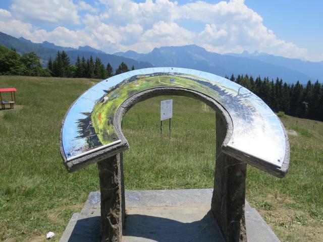 noch ein paar Schritte und wir stehen beim Kreuz und beim Panoramanzeiger auf der Gipfelwiese der Les Pléiades 1362 m.ü.M.