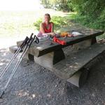 bei einem Picknickplatz im Schatten von einigen Bäumen, legen wir hier oben die Mittagspause ein