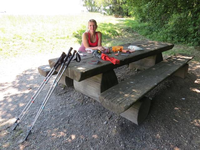 bei einem Picknickplatz im Schatten von einigen Bäumen, legen wir hier oben die Mittagspause ein