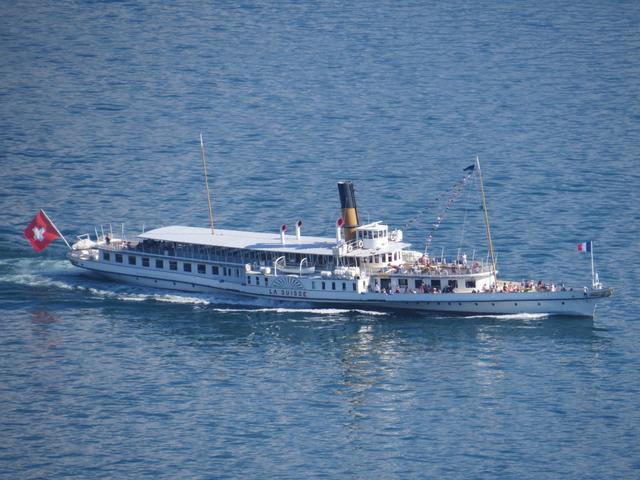 der nostalgische Raddampfer "La Suisse" fährt Richtung Lausanne