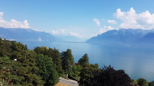 vom Balkon des Hotelzimmer genossen wir eine traumhafte Aussicht auf den Genfersee und die Riviera zwischen Vevey und Montreux