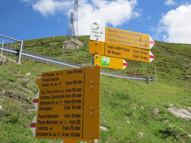 Wegweiser bei der Haltestelle Ciuréi di mezzo 2035 m.ü.M. Unser heutiges Tagesziel ist die Capanna Piansecco