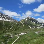 wir blicken hinauf in das Val Corno zur Capanna Corno-Griess. Rechts davon der Nufenenstock und weiter rechts der Nufenenpass