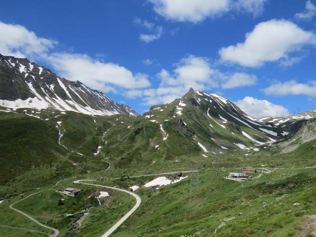 wir blicken hinauf in das Val Corno zur Capanna Corno-Griess. Rechts davon der Nufenenstock und weiter rechts der Nufenenpass