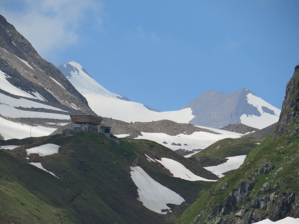nochmals ein Blick zurück zur Capanna Corno-Griess. Im Hintergrund Blinnenhorn mit Griessgletscher