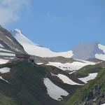 nochmals ein Blick zurück zur Capanna Corno-Griess. Im Hintergrund Blinnenhorn mit Griessgletscher