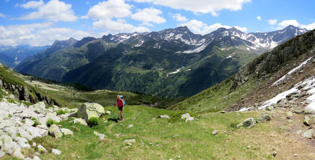 schönes Breitbildfoto mit Blick hinunter und auf die gegenüberliegende Talseite des Val Bedretto