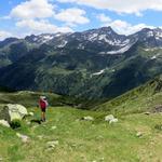 schönes Breitbildfoto mit Blick hinunter und auf die gegenüberliegende Talseite des Val Bedretto