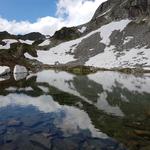 ...hinter dem, im letzten Augenblich sichtbar, das schöne Seelein mit kleiner Insel auftaucht 2278 m.ü.M.