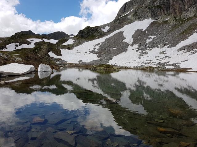 ...hinter dem, im letzten Augenblich sichtbar, das schöne Seelein mit kleiner Insel auftaucht 2278 m.ü.M.