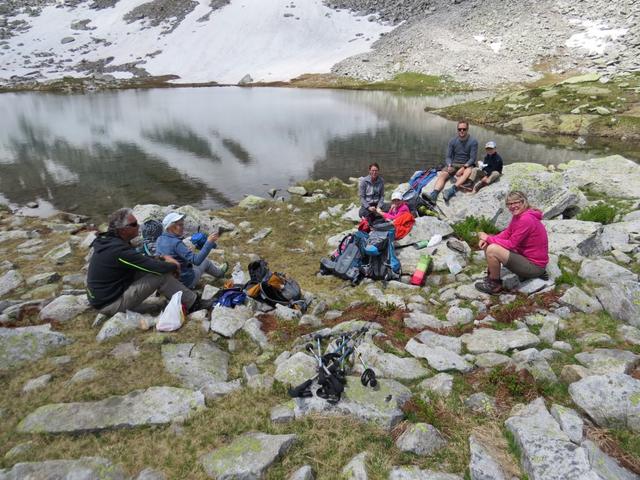 am Ufer dieses kleinen verträumten Seelein, legen wir unsere Mittagsrast ein