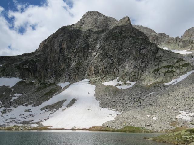 während dem Essen bestaunen wir die Bergsteiger die an der senkrechten Felswand des Poncione di Manió am Klettern sind