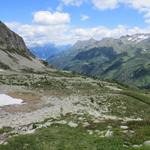 der weiterhin einfache Wanderweg führt uns nun wieder eher steil abwärts