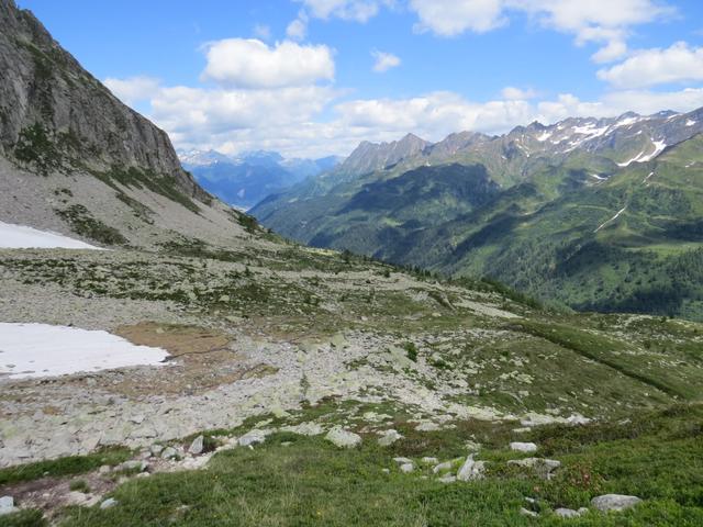 der weiterhin einfache Wanderweg führt uns nun wieder eher steil abwärts