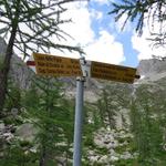 Wegweiser bei der Alpe Piansecco 1983 m.ü.M.