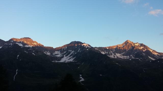 die letzten Sonnenstrahlen erhellen den Pizzo Folcra, Pizzo Carraresc und Poncione Val Piana