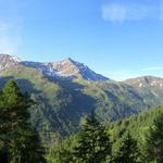 schönes Breitbildfoto von der Capanna aus gesehen mit Blick ins Val Bedretto