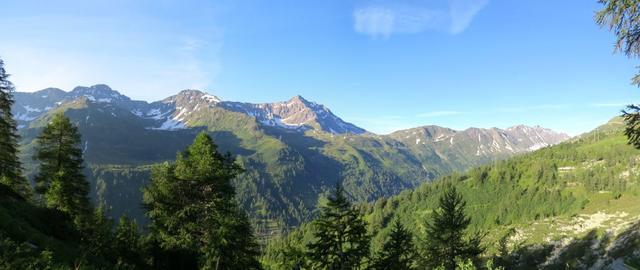 schönes Breitbildfoto von der Capanna aus gesehen mit Blick ins Val Bedretto