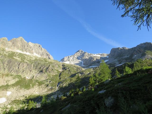 Blick von der Capanna Piansecco hinauf Richtung Poncione di Cassina Baggio und Chüebodenhorn