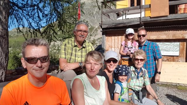 Erinnerungsfoto aufgenommen bei der Capanna Piansecco kurz vor dem Start vom zweiten Wandertag