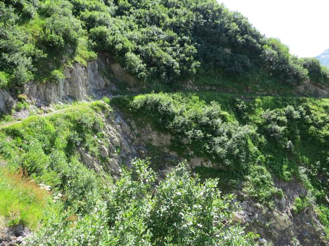 ...bei der Gane di Ruino 2014 m.ü.M. ist der Wanderweg zeitweise ein bisschen ausgesetzt