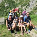 Gruppenfoto auf der Alpe di Pesciora. Alle sind erleichtert das der Wanderweg nun nicht mehr ausgesetzt ist