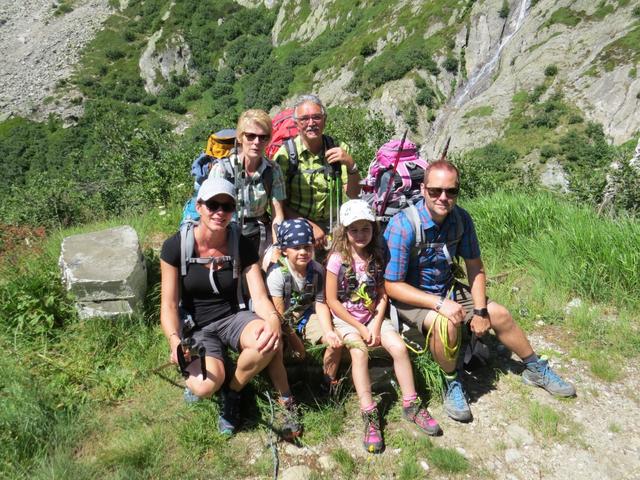 Gruppenfoto auf der Alpe di Pesciora. Alle sind erleichtert das der Wanderweg nun nicht mehr ausgesetzt ist