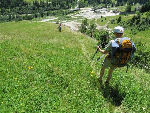 bei Punkt 1630 m.ü.M. lassen wir den Wald hinter uns und durchqueren eine schöne Blumenwiese