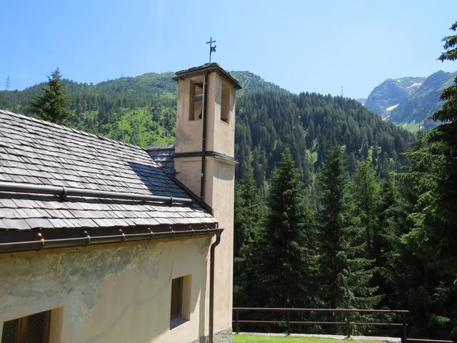 wir besuchen die kleine Kirche von Ronco