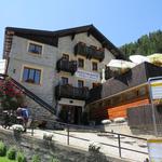 auf der Terrasse des Chalet Stella Alpina, geniessen die Kinder ein Glace, und wir ein kühles Bierchen