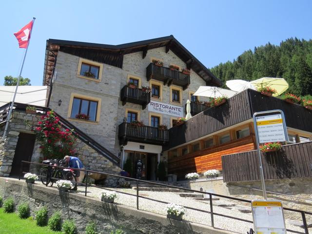 auf der Terrasse des Chalet Stella Alpina, geniessen die Kinder ein Glace, und wir ein kühles Bierchen