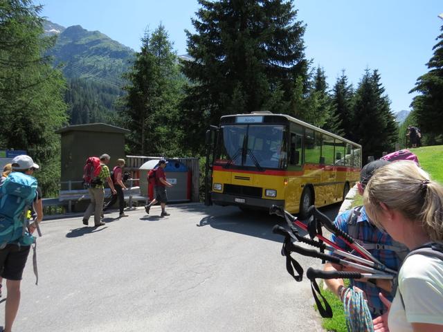 pünktlich erscheint das Postauto...