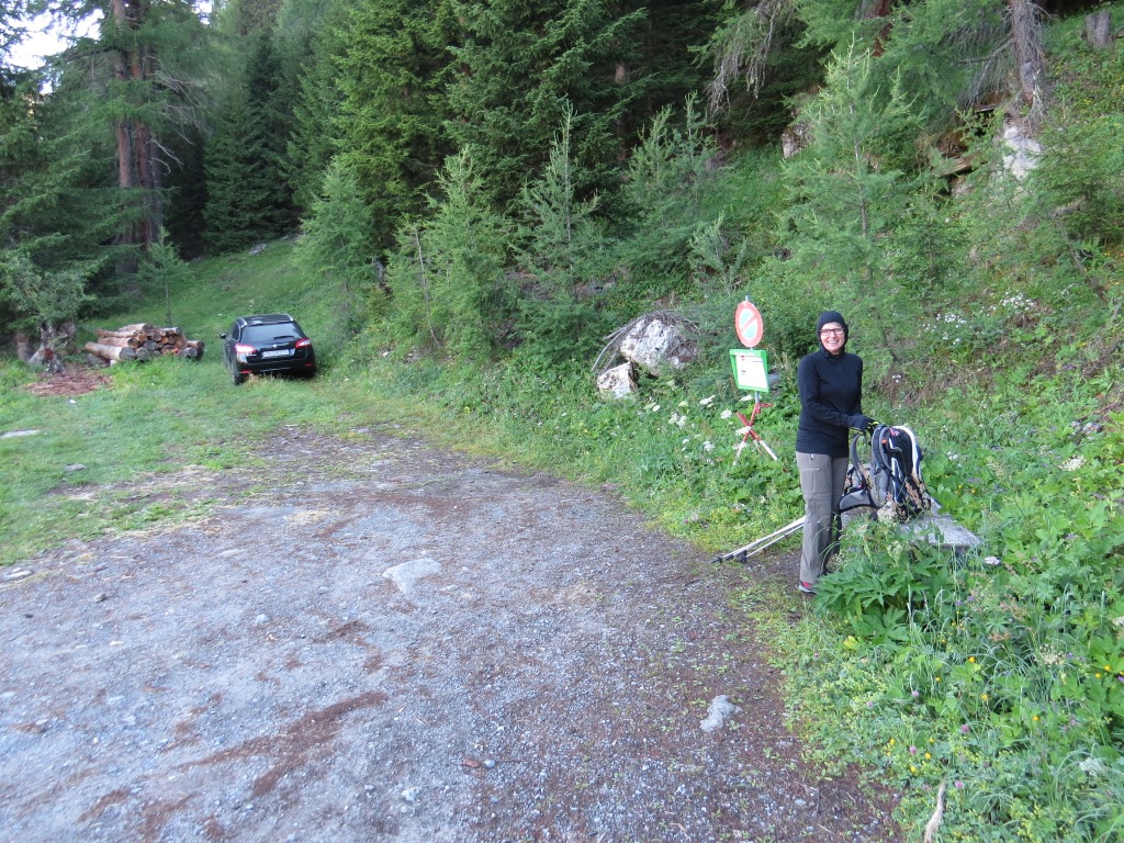 über Vals erreichen wir nach endlosen Kurven bei Riefa im Riefawald ca. 1800 m.ü.M., den Wendeplatz des Wanderbusses