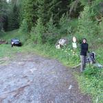 über Vals erreichen wir nach endlosen Kurven bei Riefa im Riefawald ca. 1800 m.ü.M., den Wendeplatz des Wanderbusses