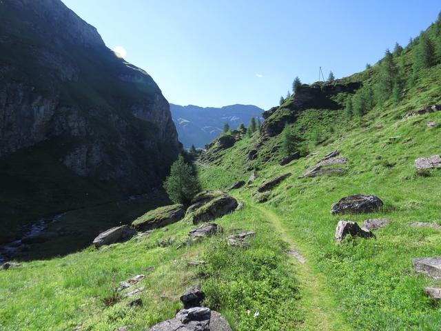 ...in eine kleine Schlucht 1994 m.ü.M.