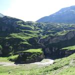 von der Westflanke des Tomülhorn stürzt sich der Tomülbach herab, der sich mäandernd durch die Ebene zieht