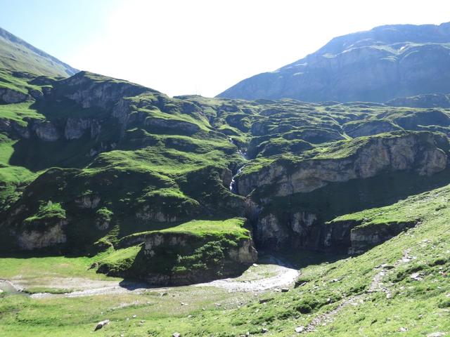 von der Westflanke des Tomülhorn stürzt sich der Tomülbach herab, der sich mäandernd durch die Ebene zieht