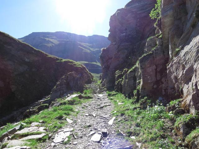 bei der Engstelle kurz vor den Alpgebäuden auf Alp Tomül