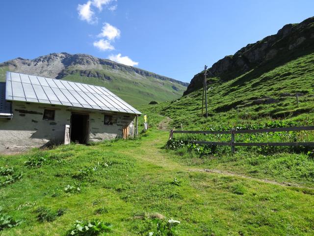 bei den Alpgebäuden auf Alp Tomül