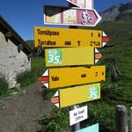 Wegweiser auf der Alp Tomül 2179 m.ü.M.