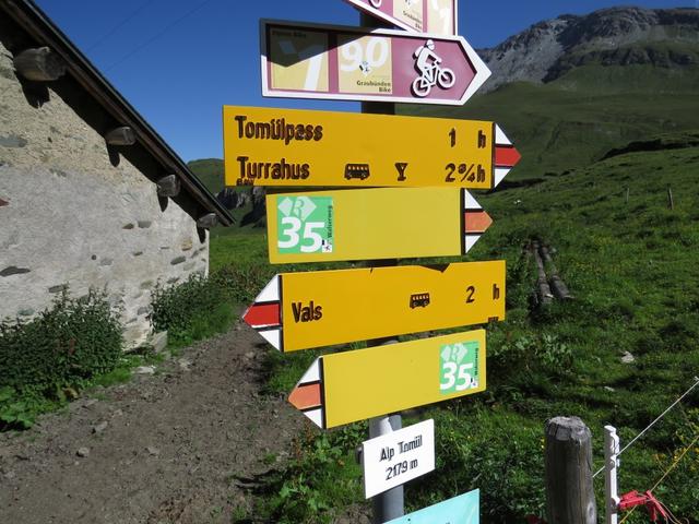 Wegweiser auf der Alp Tomül 2179 m.ü.M.