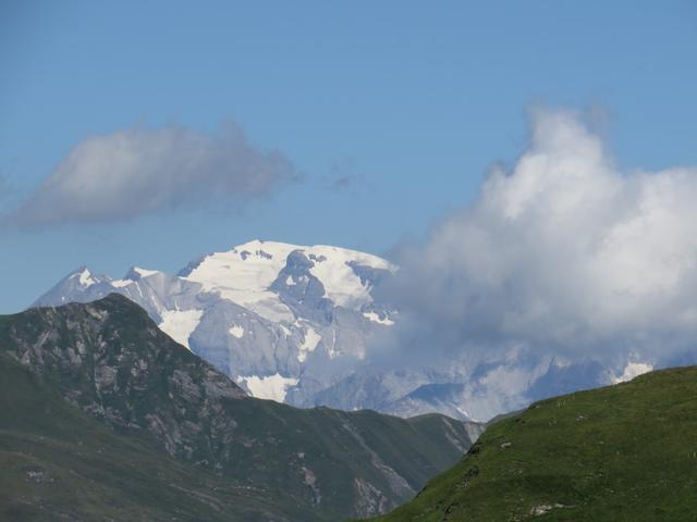 am Horizont taucht der Piz Urlaun auf