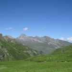 von weitem grüssen Faltschonhorn, Patnaulpass und Piz Aul. Es war eine traumhafte Wanderung