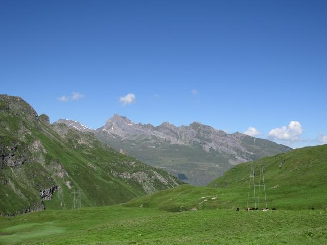 von weitem grüssen Faltschonhorn, Patnaulpass und Piz Aul. Es war eine traumhafte Wanderung