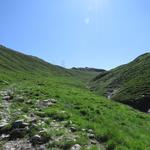 ...und dann folgt man den mässig steilen Weg der südlich des lang gesreckten Gipfelgrates des Tomülhorn Richtung Tomülpass f