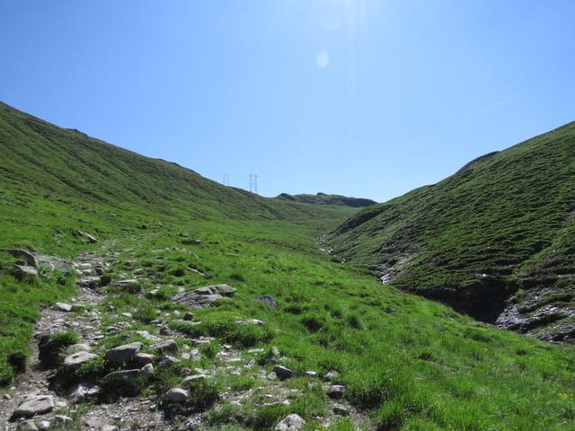 ...und dann folgt man den mässig steilen Weg der südlich des lang gesreckten Gipfelgrates des Tomülhorn Richtung Tomülpass f