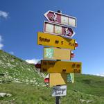 beim Wegweiser auf dem Tomülpass 2412 m.ü.M. sind keine Wegangaben für auf das Tomülhorn vorhanden