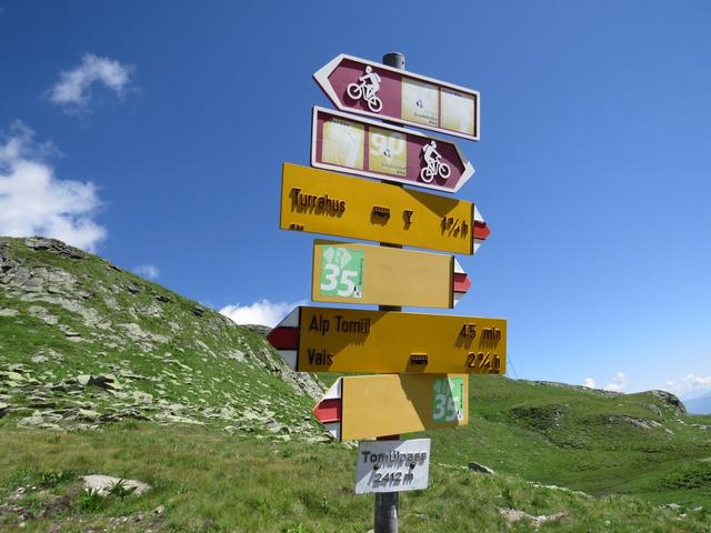 beim Wegweiser auf dem Tomülpass 2412 m.ü.M. sind keine Wegangaben für auf das Tomülhorn vorhanden